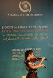 ALIANZA DE LAS CIVILIZACIONES.Carla con su violín apuesta por la union entre  los pueblos.
